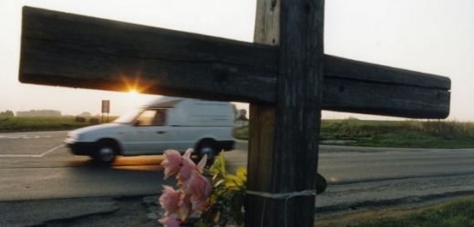 Některé větší pomníčky a kříže u silnic mohou zhoršit následky dopravních nehod (ilustrační foto).