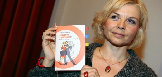 Daniela Kovářová se svou knihou.
