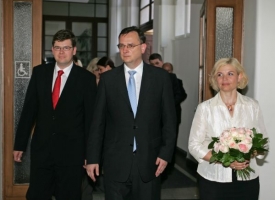 Současný šéf justice Jiří Pospíšil, premiér Petr Nečas a Daniela Kovářová.