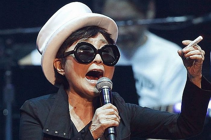 Vdova Yoko Ono 8. prosince na vzpomínkové akci Dream Power John Lennon Super Live v Tokiu.