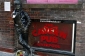 Kytice položená u sochy Lennona v Liverpoolu.