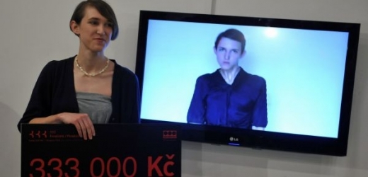 Studentka Juliana Höschlová se s videoinstalací.