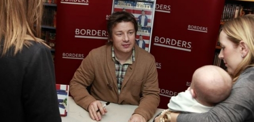 Jamie Oliver podepisuje a podepisuje...