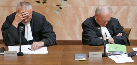 Ústavní soudci Jan Musil (vpravo; z KSČ za normalizace odešel) a Stanislav Balík (v KSČ nebyl).