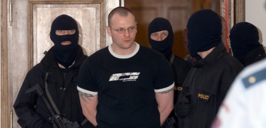 Tomáš Půta v doprovodu policejní eskorty.