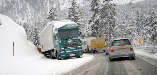 Kamion blokuje silnici u Sebranic (ilustrační foto).