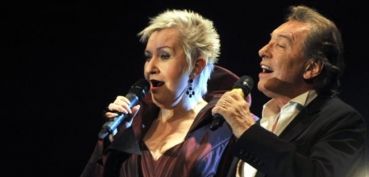 Česká televize ze záznamu koncertu Evy Urbanové a Karla Gotta operní zpěvačku vystříhala.