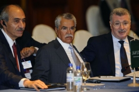 Saúdskoarabský ministr ropného průmyslu Alí Nuajmí (uprostřed) považuje za fér cenu 70-80 dolarů za barel.