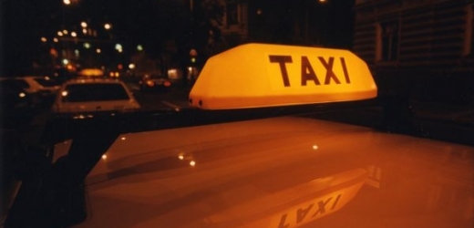 Cestující v taxi by měli být opatrní při platbě kartou (ilustrační foto). 