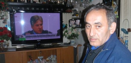 Dušan Podraný sleduje v TV přenos tiskové konference o útoku na jejich dům.