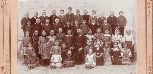 Děti z Kounic v roce 1910. Kolik z nich se dožilo dospělosti?  