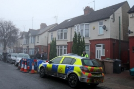 Policie prohledává teroristův dům v anglickém Lutonu.