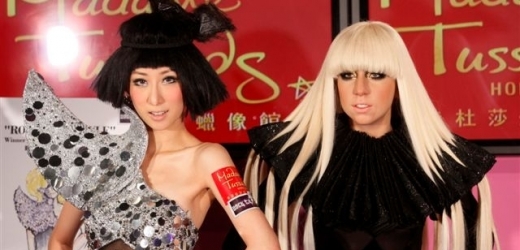 Lady Gaga přitahuje i vosková (vpravo).