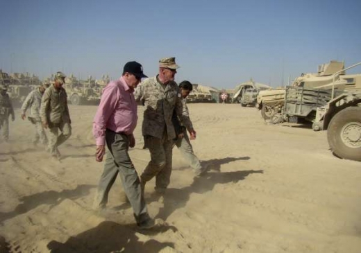Holbrooke mezi vojáky USA v Afghánistánu (2010).