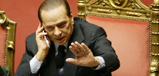 Berlusconi zažívá horké chvilky.