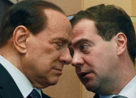 Berlusconi a Medveděv. Dle WikiLeaks tyto vztahy diplomaty USA znepokojují.