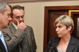 Kateřina Neumannová a likvidátor pořádajícího občanského sdružení Ivan Brambaški (uprostřed).