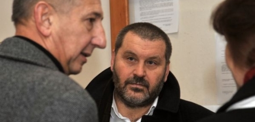 Exchomutovský starosta Alexandr Novák dostal za přijetí úplatku podmínku a pokutu pět milionů.