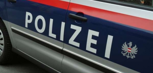 Část rakouských policistů se s Čechy nemazlí. A teď ještě zabavování aut...