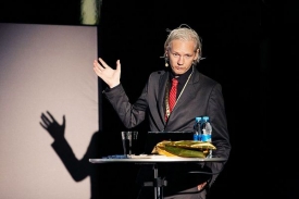 Julien Assange podle vkusu  svých bývalých kolegů až příliš upoutává pozornost.