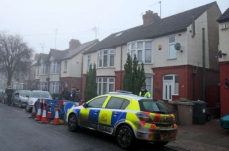 Britská policie prohledává bydliště útočníka v Lutonu.