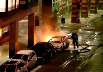 Hasičí likvidují požár auta s výbušninami ve Stockholmu.