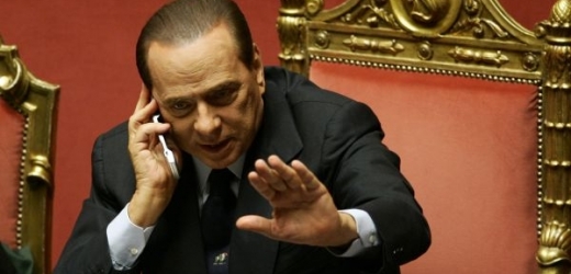 Silvio Berlusconi telefonuje během debaty s poslanci.