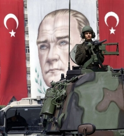 Armáda, která se v Turecku tradičně považuje za záruku sekulárního charakteru režimu, nikdy v minulosti nebyla takto zpochybněna.