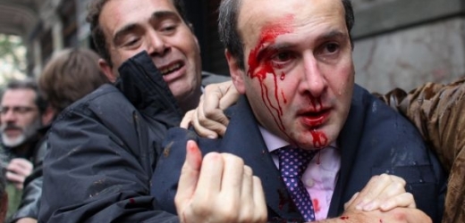 Demonstranti zaútočili na exministra dopravy Kostase Hadzidakise, když vycházel z kavárny.