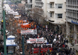 Masová demonstrace v centru Atén.