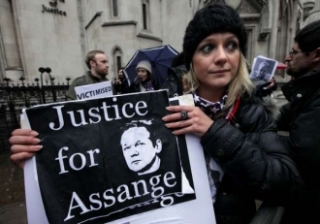 Demonstrace na podporu Assange v Londýně.
