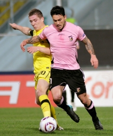Juraj Kucka (ve žlutém) v utkání s Palermem. 