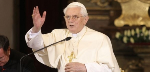 Papež Benedikt XVI. prý situace zvládá, jeho podřízení už hůře.