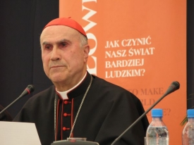 Kardinál státní tajemník Tarcisio Bertone.