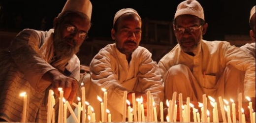 Indičtí muslimové zapalují svíčky na památku obětí teroristického útoků.