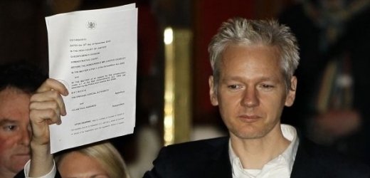Julien Assange těsně po propuštění z vazby.