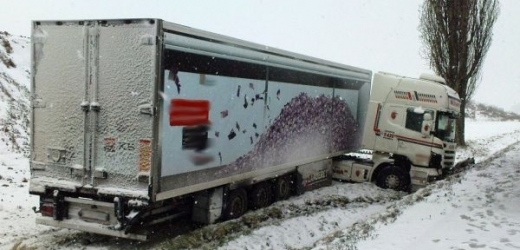 Kamion havaroval a uzavřel dálnici D3 (ilustrační foto).