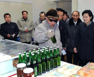 Zatímco mezi Korejemi doznívá hřmění děl, Kim Čong-il obráží pro kamery výrobny potravin.