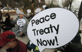 Mírová smlouva teď! Obě země jsou papírově stále ve válečném stavu.