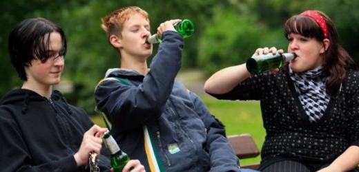 Vláda chce řešit opilství nezletilých pomocí zákazů a nových pravidel.