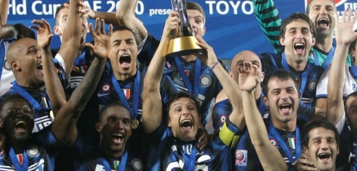 Fotbalisté Interu oslavují zisk trofeje.