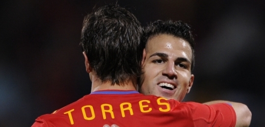 Fábregas (čelem) s Torresem možná v létě zamíří do Barcelony.