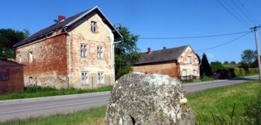 Třebom na Opavsku (příjezd do vesnice), typická vesnice v pohraničí.