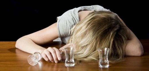 Ženy se k pití často uchylují kvůli emočním a vztahovým problémům.