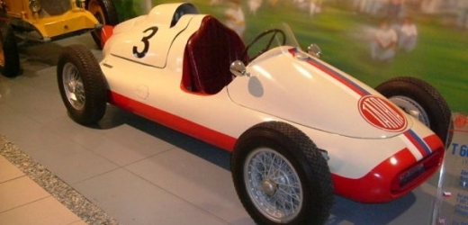 Dědečkem roku se v kategorii sportovních a závodních vozů stala tatra. 