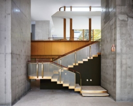 Interiér rozdělují betonové příčky a několik schodišť.