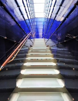 Vnitřní schodiště je výsledkem práce architektů, sklářské designérky a statika.
