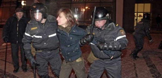 Po volbách v Bělorusku. Zatýkání a bití demonstrantů v Minsku.