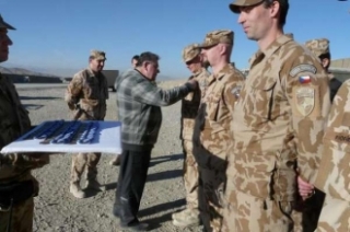 Za boha a vlast. Arcibiskup Duka vyznamenává před Vánocemi část vojáků v Afghánistánu. 