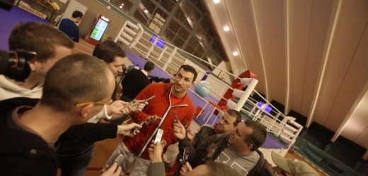 Vladimir Kličko s českými novináři při sparingu s Ondřejem Pálou. 